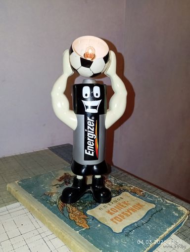 Винтажный фонарик для футбола "Мистер Энерджайзер" (поврежденный).