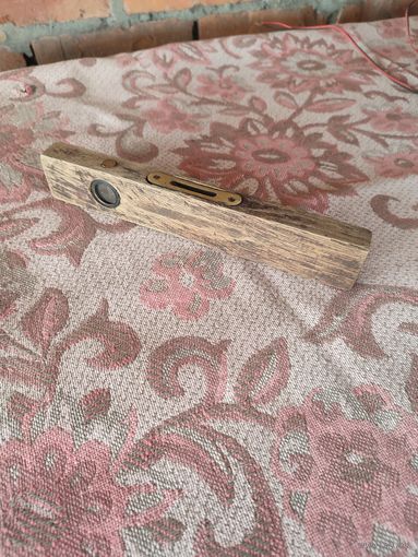 Старый , дубовый уровень.