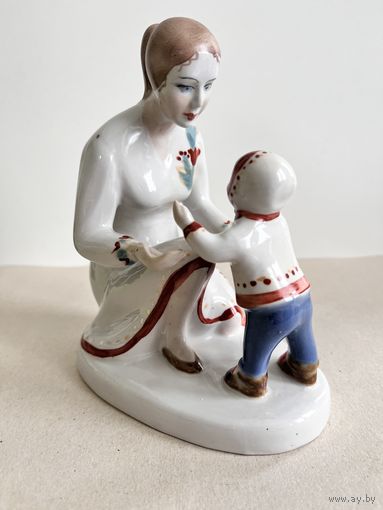 СТАТУЭТКА ФАРФОРОВАЯ " ПЕРВЫЕ ШАГИ ". 15*14*8 СМ. ПОЛОННОЕ. СМ.ФОТО, КЛЕЙМО И ОПИСАНИЕ.