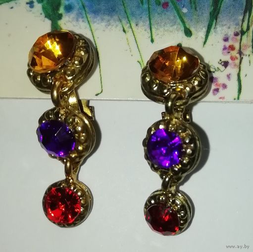 Винтажные клипсы. Золотистый металл, трехцветные кристаллы. 3,5 см.