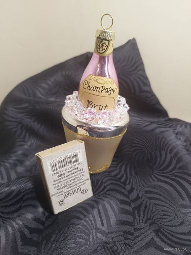 Шампанское в ведре со льдом. Елочная игрушка.