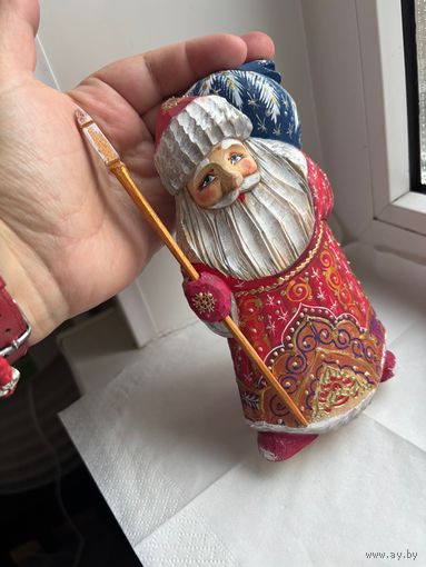 Дед Мороз из дерева, в красном кафтане, с синим мешком, посох достается (высота 15-16 см)