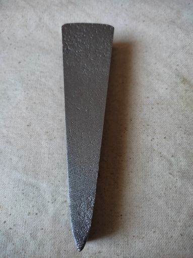 Клин для колки дров, колун. См. описание.