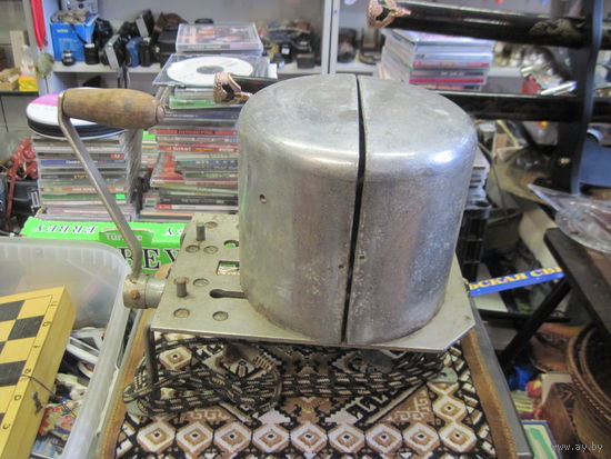 Электромеханический прибор для растяжки головных уборов.