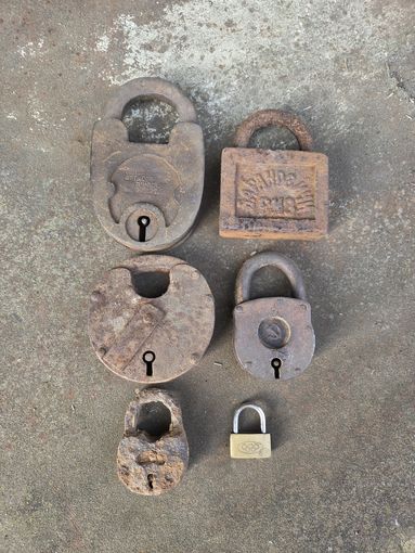 Лот старых замков