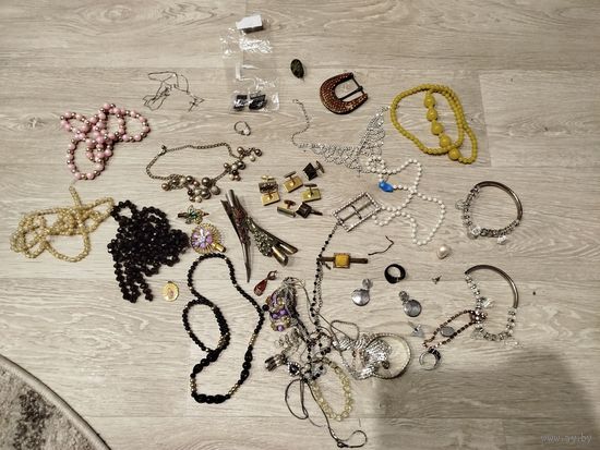 Лот различной бижутерии на поделки и не только,много вещей тяжёлые,с рубля