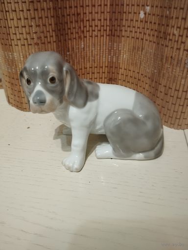 Статуэтка фарфоровая Миленький щенок бигля.