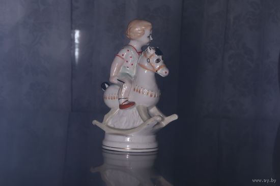 Фарфоровая статуэтка "Мальчик на лошадке" ЗХК