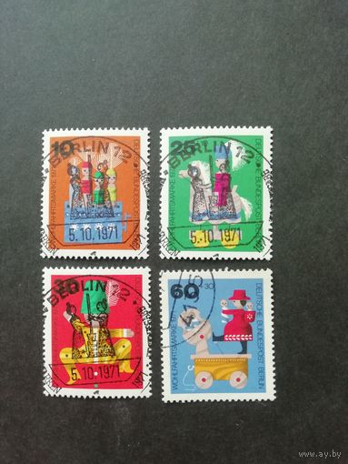 Западный Берлин. 1971 Серия из 4 марок "Старинные игрушки" (гашеные с клеем без наклеек) Mi.412-415 каталог 3.00 евро