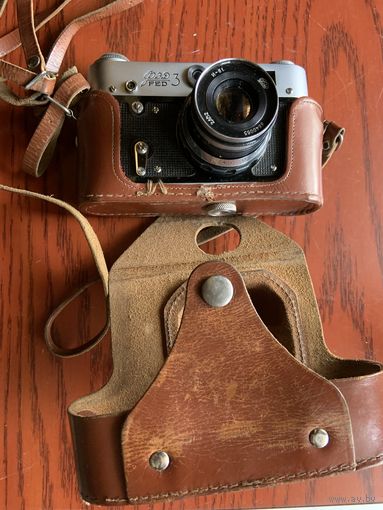 Более поздняя модель"ФЭД-3" 1964-1980 г .без"  выступа"  с кофром по-родне. от состояния и цена.