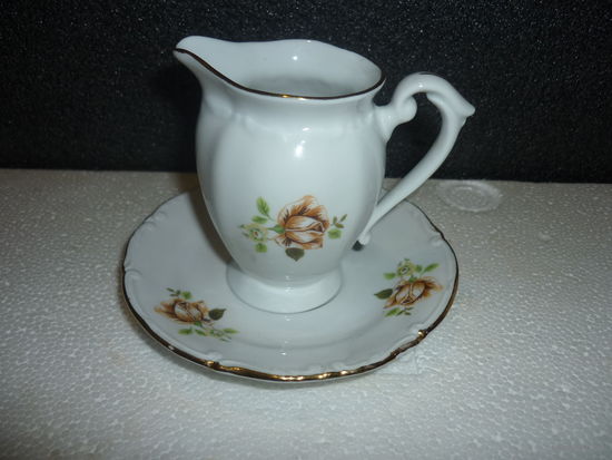 Небольшой Сливочник с блюдцем. Фарфор .Польша