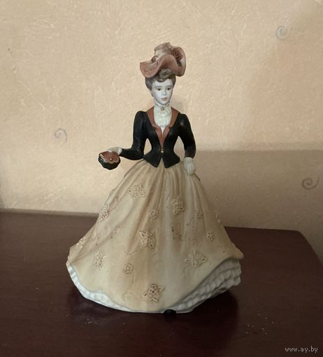 Статуэтка Дама с сумочкой Beau Monde Berenice Coalport Англия винтаж