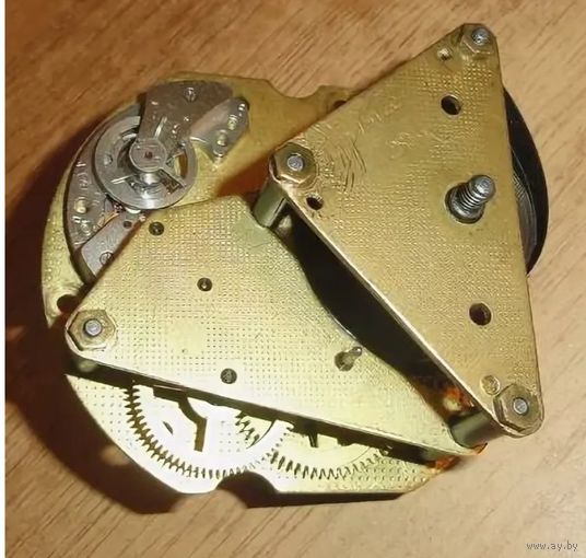 Часовой механизм,с заводным ключиком.