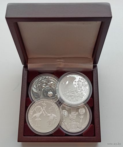 Футляр на 4 монеты 20 рублей Ag 45 мм деревянный