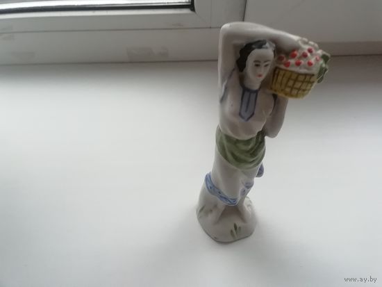 Фарфор девушка с виноградом, бронницы