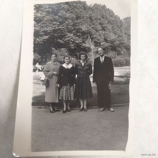 Винтажная фотография. В парке, у фонтана. Ретро СССР. 1960-е.