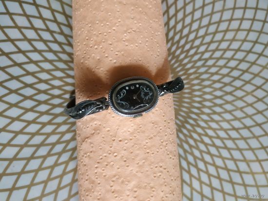 Часы наручные с браслетом ЛУЧ , тикают. Состояние на скане.