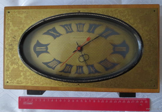 Часы, СССР... "Янтарь". Деревянный корпус. В рабочем и в хорошем состоянии...