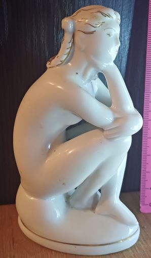 Фарфоровая статуэтка