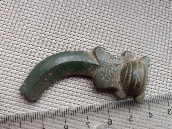 Часть зооморфной фибулы.