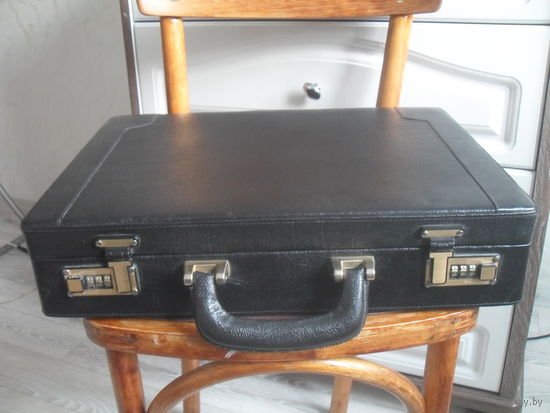 Дипломат с кодовыми замками,в комплекте с 2-мя папками.