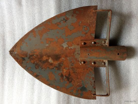 Старая штыковая лопата необычного вида