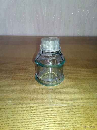 Чернильница с крышкой.