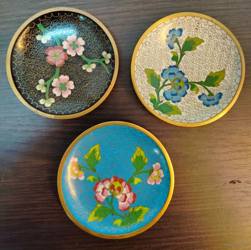 Винтажный набор тарелок клуазоне блюдце латунь эмаль 9.5 см набор из 3х штук . 1950-1980 год