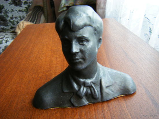 Бюст Есенин.