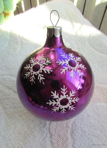 Елочная игрушка "Шар со снежинками",  диам. 8 см. Цена за 1 шт