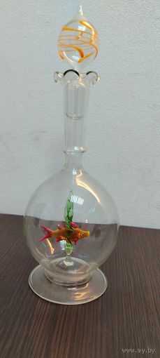 Винтажный штоф с фигуркой ( рыбкой ) внутри , стекло , гутная техника , СССР 1960 е года в идеальном состоянии без сколов и царапин .