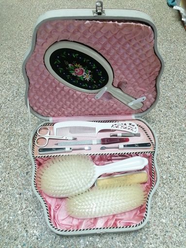 Винтажный набор для женского туалета