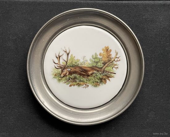 ОХОТА Олень мотив Альпы. Коллекционная тарелка-подставка олово фарфор Schwarzenhammer Porzellan 23 Zinn 92%r / Диаметр: 10.7 см