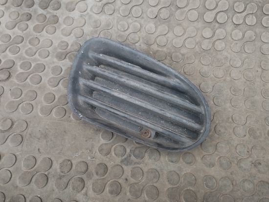 Заглушка в бампер Mitsubishi Carisma