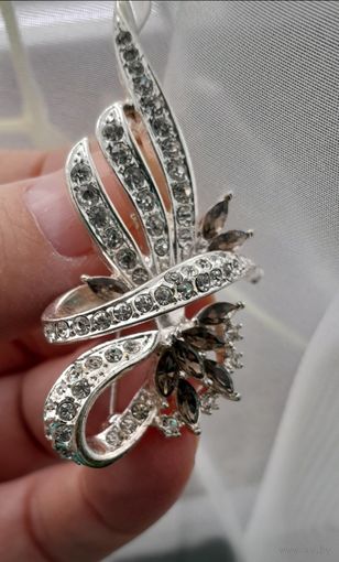 Красивая брошь