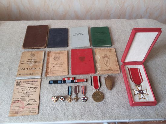 Большой лот польских наград и документов.