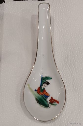 Коллекционная китайская ложка для супа. Фарфор. Ручная роспись. "Гейша". Начало 20-го века.