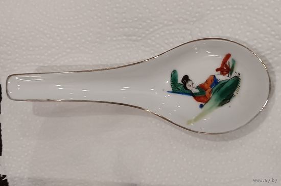Коллекционная китайская ложка для супа. Фарфор. Ручная роспись. "Гейша". Начало 20-го века.