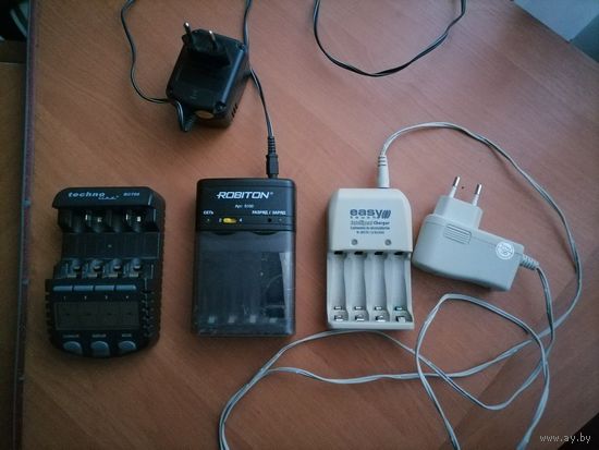 Зарядные устройства -3 шт. для аккамуляторов ААА и АА