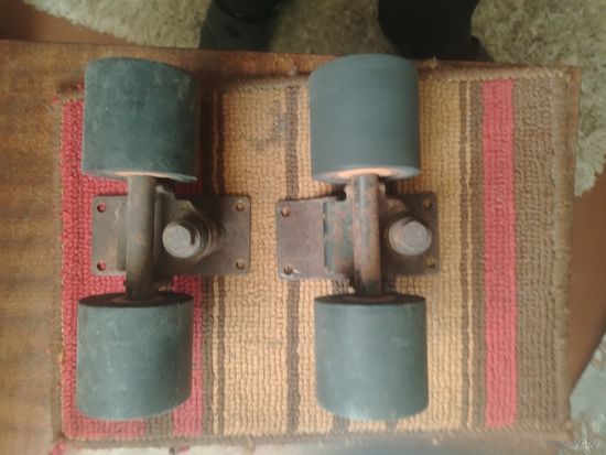 Ролики от старого скейборда, тяжёлые. На тачку по твёрдой поверхности.