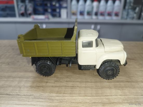 ЗИЛ 4502,есть небольшой дефект, кузова снимается с рамы,с рубля