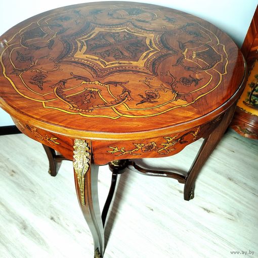 Журнальный столик.