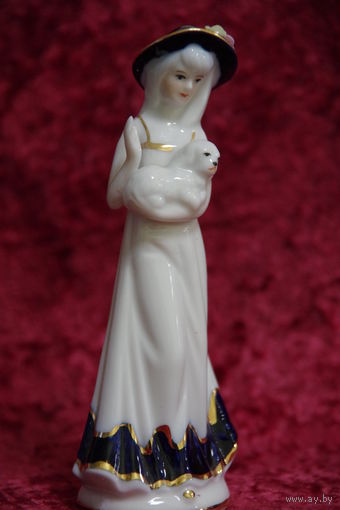 Статуэтка фарфоровая  14 см   ( целая )