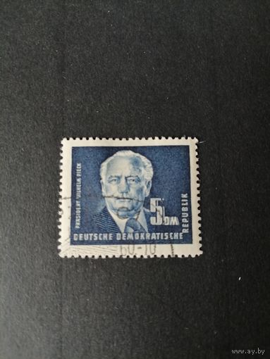 ГДР 1950 Марка номиналом 5DM из серии стандарт "Президент Вильгельм Пик" (гашение с клеем со следом от наклейки) Mi.255 каталог 2.0 евро