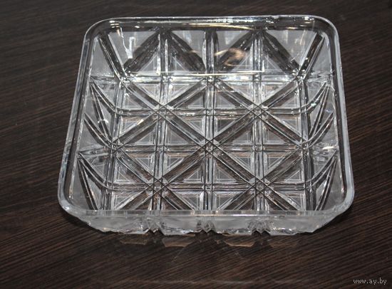 Салатница стеклянная, квадратная из СССР, с геометрическим узором.