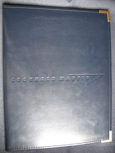 Lockheed-Martin. 3 фото (21х30 см) военных самолетов: F-22 Raptor, C-130 Hercules, C-27J Spartan + фирменная папка