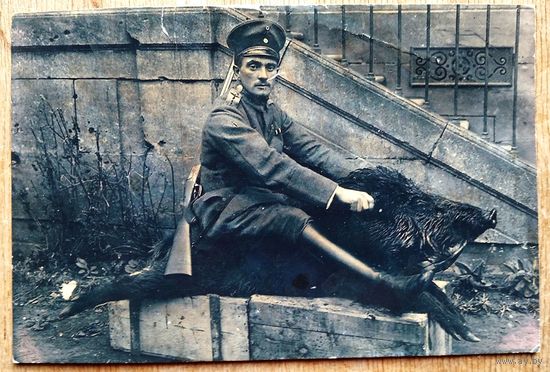 Фото немецкого офицера на кабане. 8х12 см.