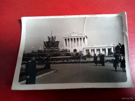 Фотография. Москва послевоенная. Офицер у ВДНХ СССР.