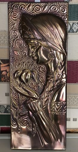 Чеканка Девушка с цветком