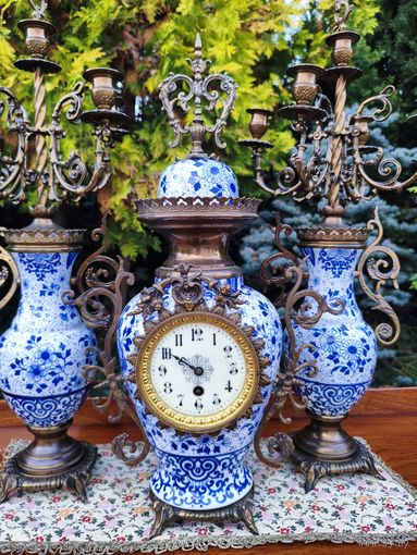 Антикварный Каминный Гарнитур в Дельфтском стиле с Часами и Канделябрами, Франция 19 век, клеймо.